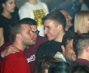 BOGDAN BOGDANOVIC I ATRAKTIVNA SRPSKA PJEVAČICA UHVAĆENI U PROVODU (FOTO)