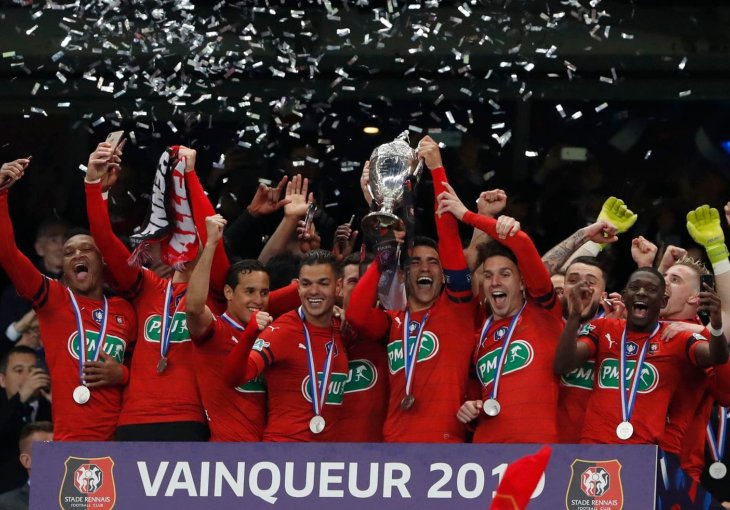 NAVIJAČI RENNESA NAPRAVILI NEVJEROVATNU ATMOSFERU Kada trofej čekaš 48 godina proslava izgleda ovako (VIDEO)
