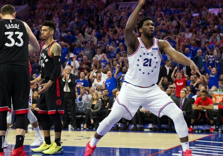 Nevjerovatni Embiid uništio Raptorse za veliko vodstvo Phile