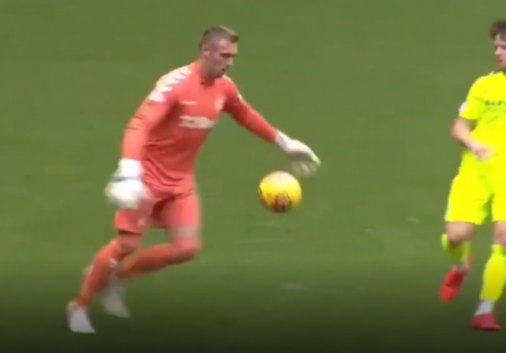 POKUŠAO PREVARITI SUDIJU PA DOBIO CRVENI KARTON: Bizarna odluka golmana