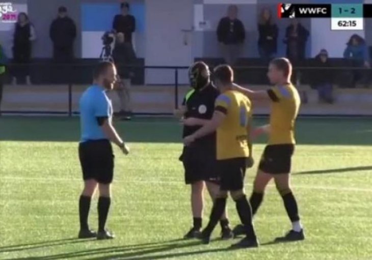 OVO NIKADA NISTE VIDJELI: Sudac sa maskom uletio na teren i napravio pometnju (VIDEO)