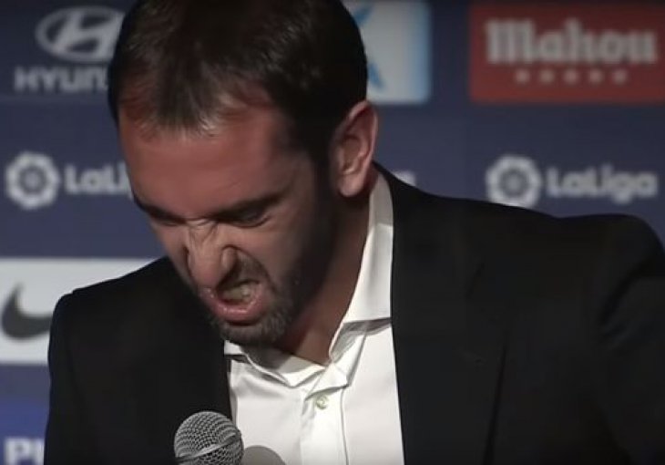 MIKROFONOM SE UDARIO U GLAVU: Plakao jer napušta klub nakon 9 godina (VIDEO)
