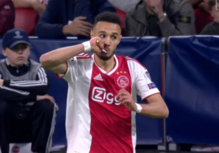 IGRAČ AJAXA IFTARIO TOKOM UTAKMICE Energetski napitak i nastavak borbe 