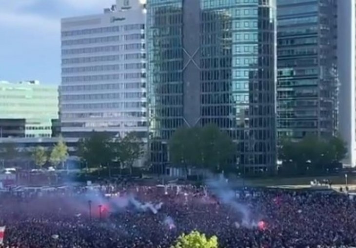 EVO KAKO JE DANAS IZGLEDAO AMSTERDAM:Hiljade navijača ludovalo po gradu, atmosfera dostigla tačku ključanja (VIDEO)