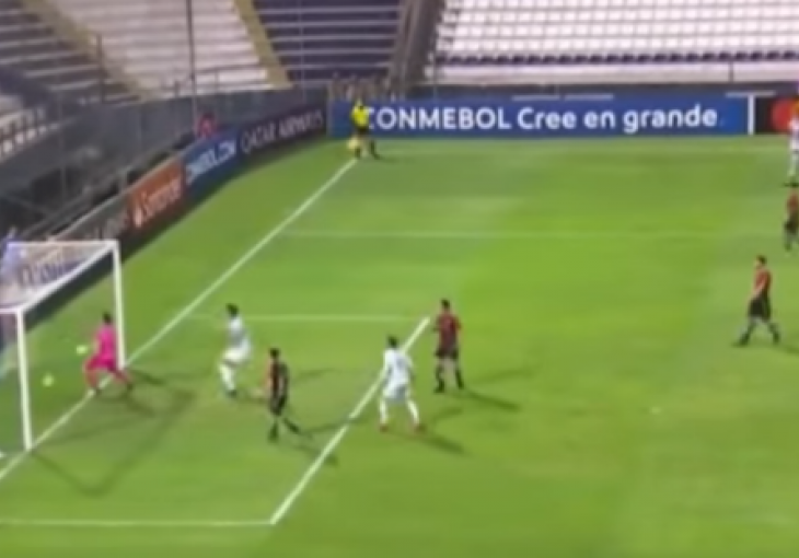 NEVJEROVATNE ŠOKANTNE ZAVRŠNICE SE NASTAVLJAJU: Golman zabio najčudniji autogol koji ćete ikad vidjeti i pokrenuo ludnicu, ali spasio ga je saigrač!
