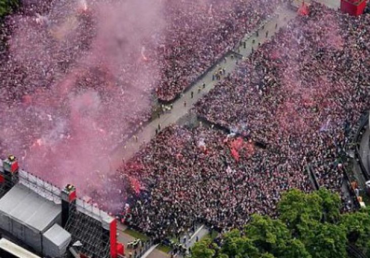 SPEKTAKL Fudbaleri Ajaxa proslavili osvajanje titule sa 100.000 navijača