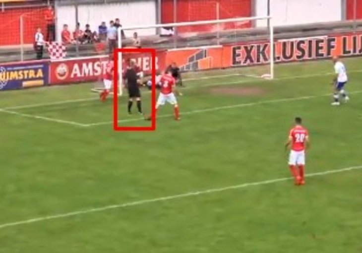 O OVOJ NESVAKIDAŠNJOJ SCENI BRUJI SVIJET: Sudija dao gol, pa pokazao na centar (VIDEO)