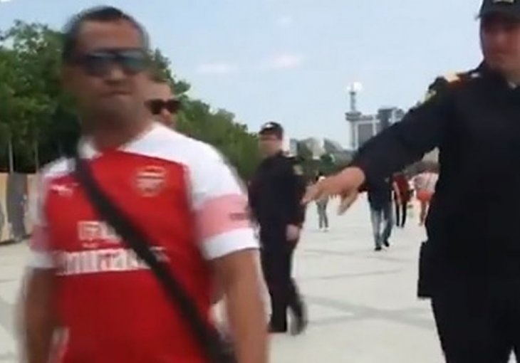 NEVJEROVATNE SCENE STIŽU IZ BAKUA: Policija zaustavila navijača Arsenala jer je nosio dres nepoželjnog fudbalera (VIDEO)