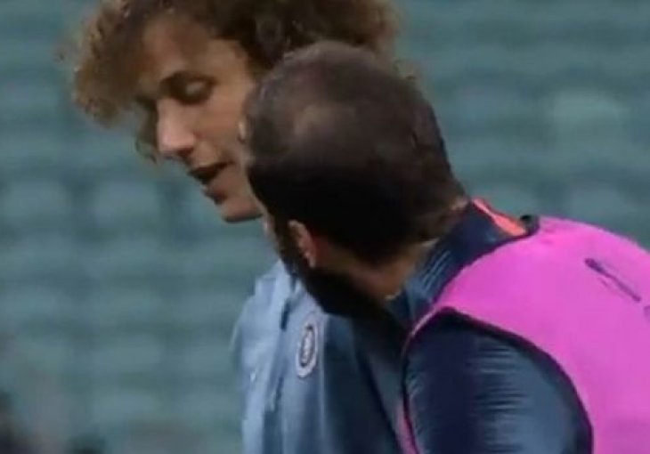 HAOS U CHELSEAJU UOČI FINALA EVROPSKE LIGE: Luiz laktom udario saigrača (VIDEO)