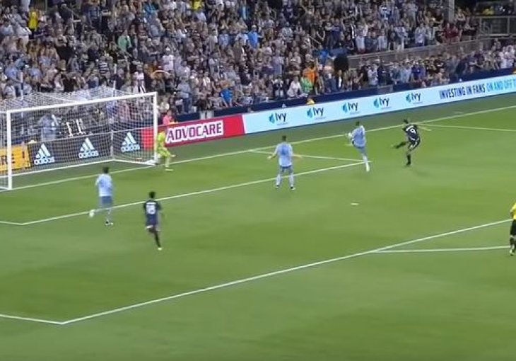 SPEKTAKULARNO: Ibrahimović primio loptu na prsa, pa uslijedio volej koji 'buši' golmana 