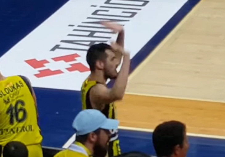 INCIDENT U ISTANBULU: Nikola Kalinić pobjedu provokativno slavio s navijačima, a onda ga je udario protivnički igrač! Na kraju se umiješao i Željko Obradović (VIDEO)