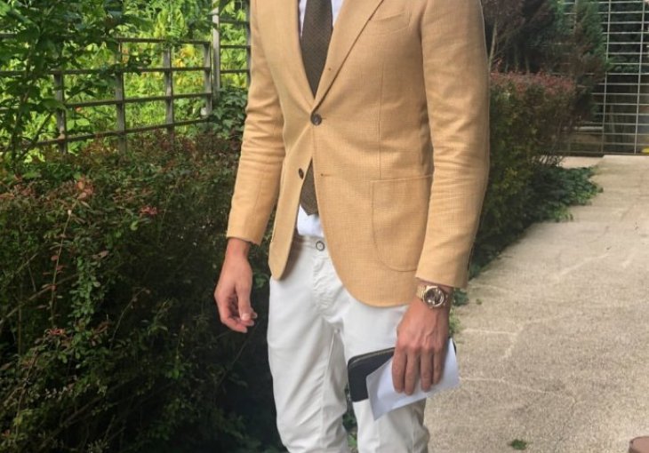 DUŠKO TOŠIĆ DOŠAO NA SVADBU BEZ JELENE, A ONDA USLIKAO SELFIE DA SVI VIDE S KIM JE: Niko ne može vjerovati da su ONI SKUPA! (FOTO)