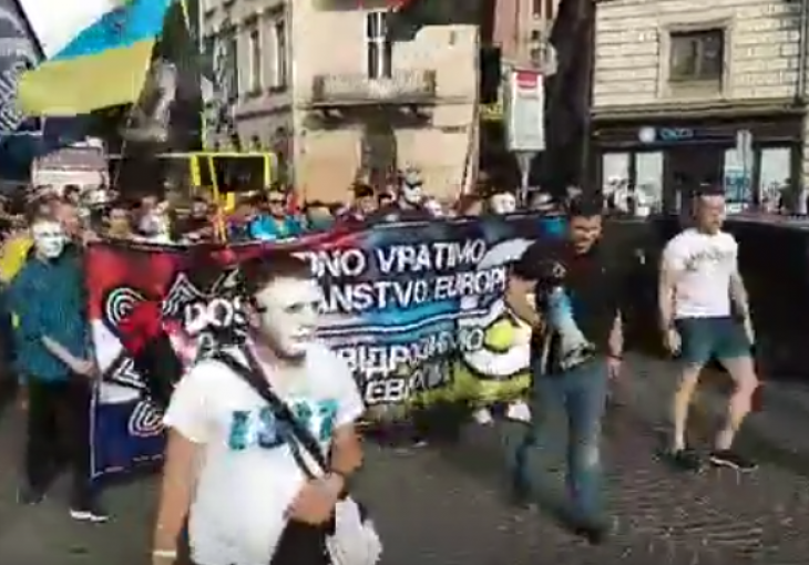 UDRUŽILI SE HRVATSKI I UKRAJINSKI NAVIJAČI PA SRBIMA POSLALI PORUKU: Ulicama hodali maskirani, nosili transparent