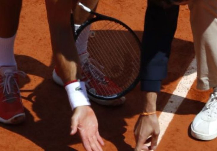 SRBI ZAPJENILI KAO NIKAD Tenis ovo ne pamti: Ovako je sudija najstrašnije pokrao Novaka i poklonio Thiemu brejk šansu! (FOTO) Prvaka je ovo UNIŠTILO