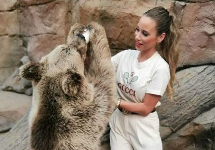 LUKSUZ KAKAV SAMO MOŽETE ZAMISLITI: Rakitić i njegova žena odmaraju u Dubaiju, hrabro prišli medvjedu
