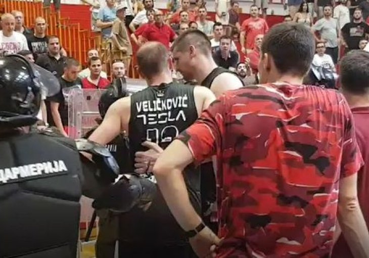 INCIDENT NAKON MEČA CRVENA ZVEZDA-PARTIZAN: Novica se zaletio na navijača Zvezde, Gagić ga jedva ubacio u tunel, Zagorac pogođen u glavu!