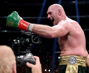 KAKAV GOSPODIN: Tyson Fury je nokautirao Schwarza, ali svi bruje o potezu nakon meča kada je rivalu ušao u svlačionicu… (VIDEO)
