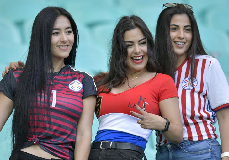 OSTAJE LI COPA BEZ PRVE NAVIJAČICE Nije im pomoglo ni vatreno izdanje superzgodne Larisse, zapalila je tribine (FOTO)