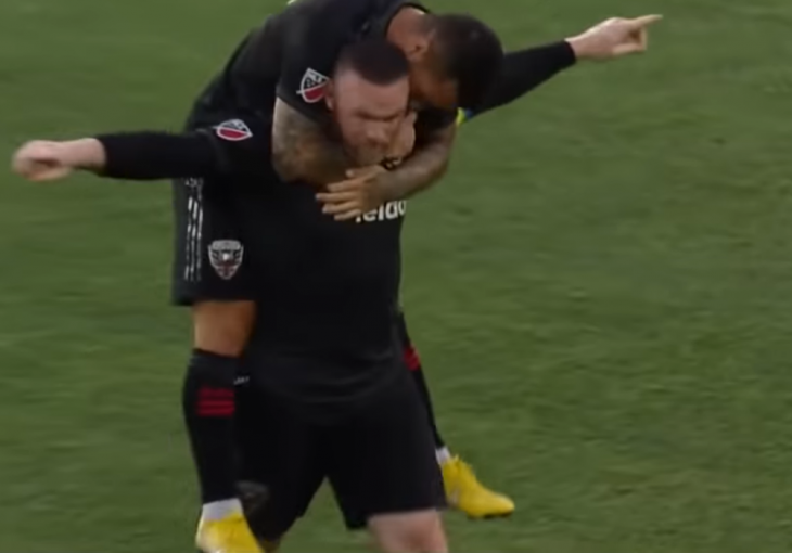 UŽITAK ZA OČI: Rooney raspalio sa više od 60 metara i POGODIO, tresle se tribine (VIDEO)