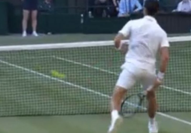 Novak dominira: Izveo potez turnira, lopta kroz noge 