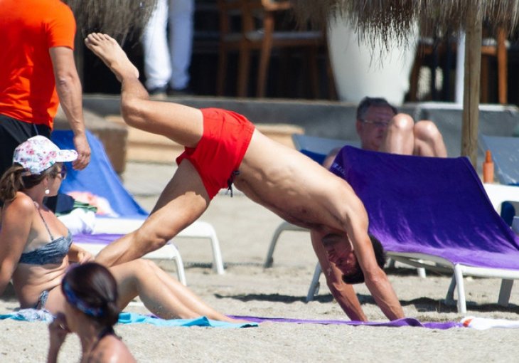 NOLE UHVAĆEN NA POPULARNOJ PLAŽI: Evo šta je radio i s kim je uživao na vrelom pijesku!