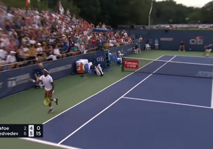 JE LI MOGUĆE, IMAMO POTEZ GODINE Tiafoe počeo da slavi poen, a onda je Medvedev uradio nešto nestvarno... O ovome bruji planeta (VIDEO)