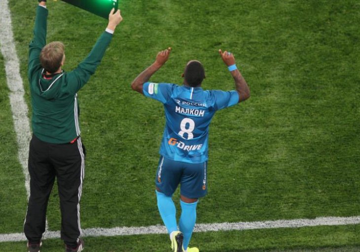 Rasisti ga vrijeđaju, a on hoće da igra za njihovu repku: 