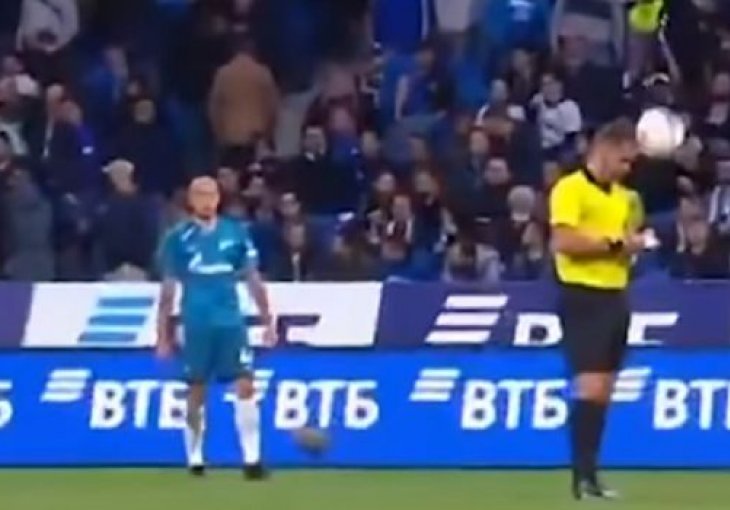 Igrač Zenita loptom pogodio sudiju, reakcija arbitra iznenadila je skoro sve na terenu (VIDEO)