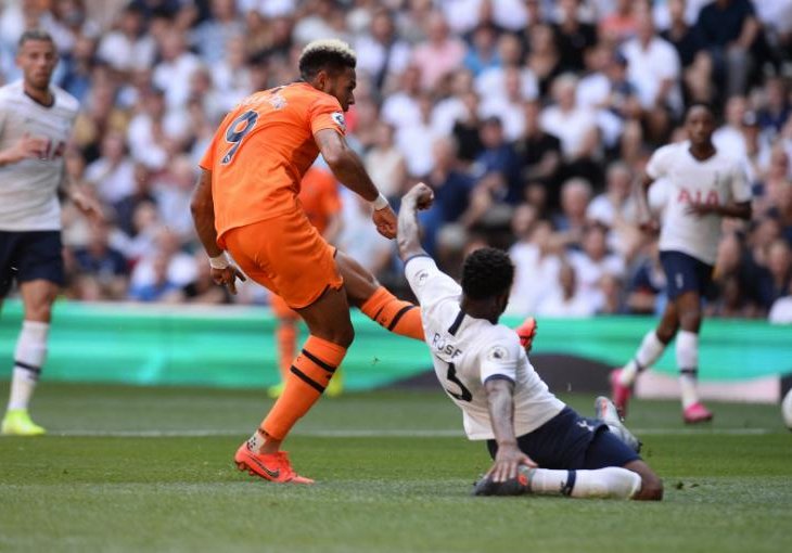 Newcastle šokirao Tottenham, Jimenez spasio Wolvese u 97. minuti
