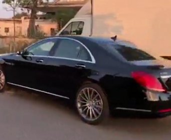 MIHAJLOVIĆ SA MASKOM NA LICU IZAŠAO IZ BOLNICE: Reakcija njegove kćerke će vam rastopiti srca