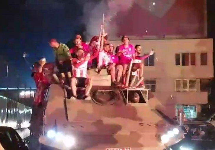 UZ OBILJEŽJA MASOVNIH ZLOČINA KOJI SU POČINILI SRBI Zvezdini igrači paradirali na oklopnom vozilu i slavili ulazak u Ligu prvaka