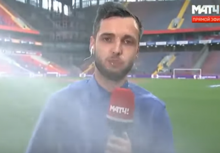 Urnebesan video: Novinar u borbi protiv prskalica na stadionu