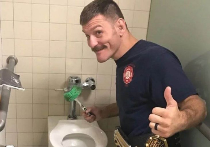 EVO ZAŠTO JE OMILJEN ŠIROM SVIJETA: UFC-ov prvak čisti WC u vatrogasnoj stanici