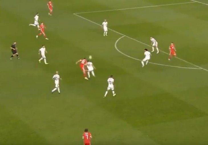 NAJSMJEŠNIJI GOL SEZONE Bale šutirao, lopta se odbila, a onda se desilo nešto što je zaprepastilo sve igrače na terenu