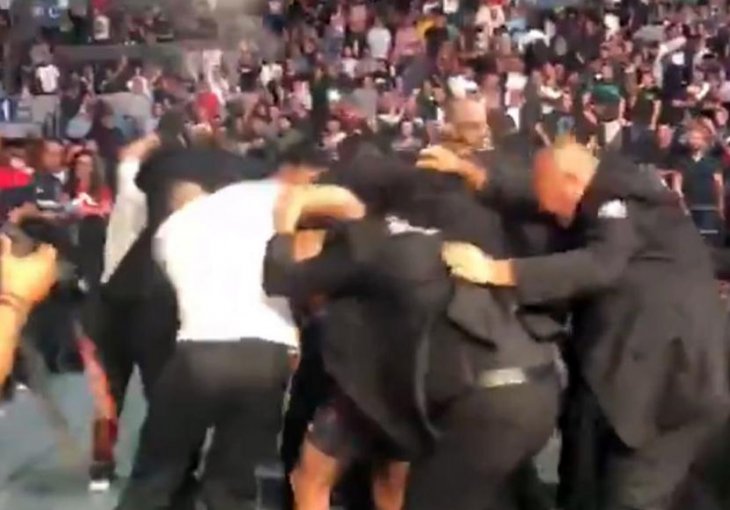 HAOS U MEKSIKU Publika gađala borca kokicama i pivom nakon prekida borbe