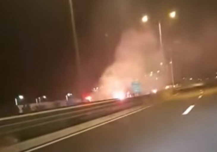 HAOS U SARAJEVU, NAVIJAČI ZRINJSKOG UPALI U SAČEKUŠU: Desetak navijača naoružani palicama razbijali sve redom, policija blokirala autoput