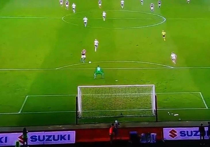 DA LI JE OVO MOGUĆE PROMAŠITI?! Zaza bio sam pred golmanom, krenuo ga predriblati, a onda SMIJEH!