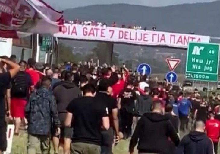 OVAKVO NEŠTO SE NE PAMTI Navijači napravili haos na autoputu kod Beograda: Delije i Gate 7 zaustavili saobraćaj!