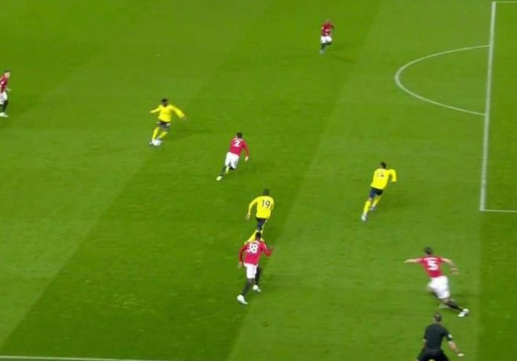 KO KAŽE DA VAR NE VALJA? Svirao ofsajd Aubameyangu, a onda je stadion zanijemio nakon ponovljenog snimka
