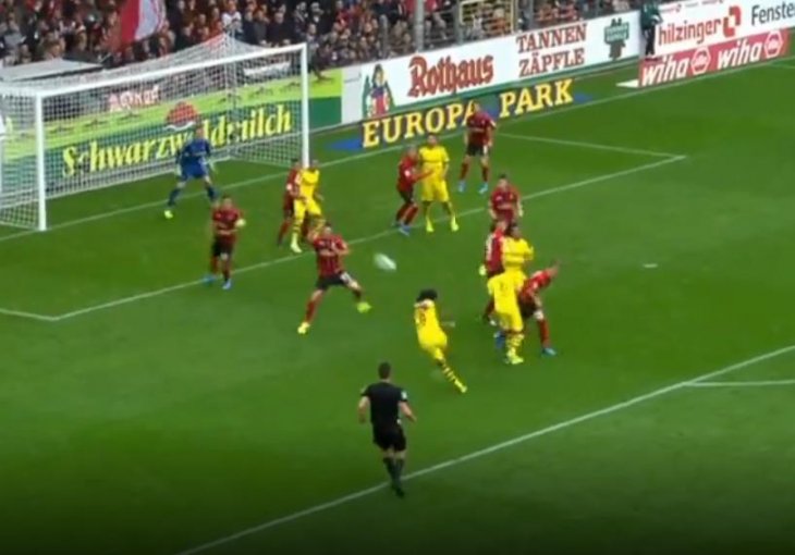 CIJELI STADION ZANIJEMIO Veznjak Dortmunda dobio loptu na volej, a onda - BUM!