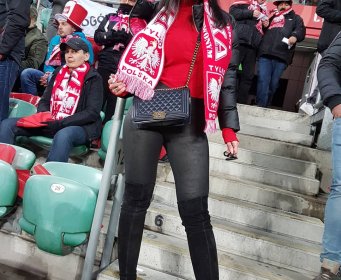 LARISSA POTPUNO PADA U ZABORAV KAD NJU VIDITE Najpoznatija poljska navijačica došla da pokori Evropu