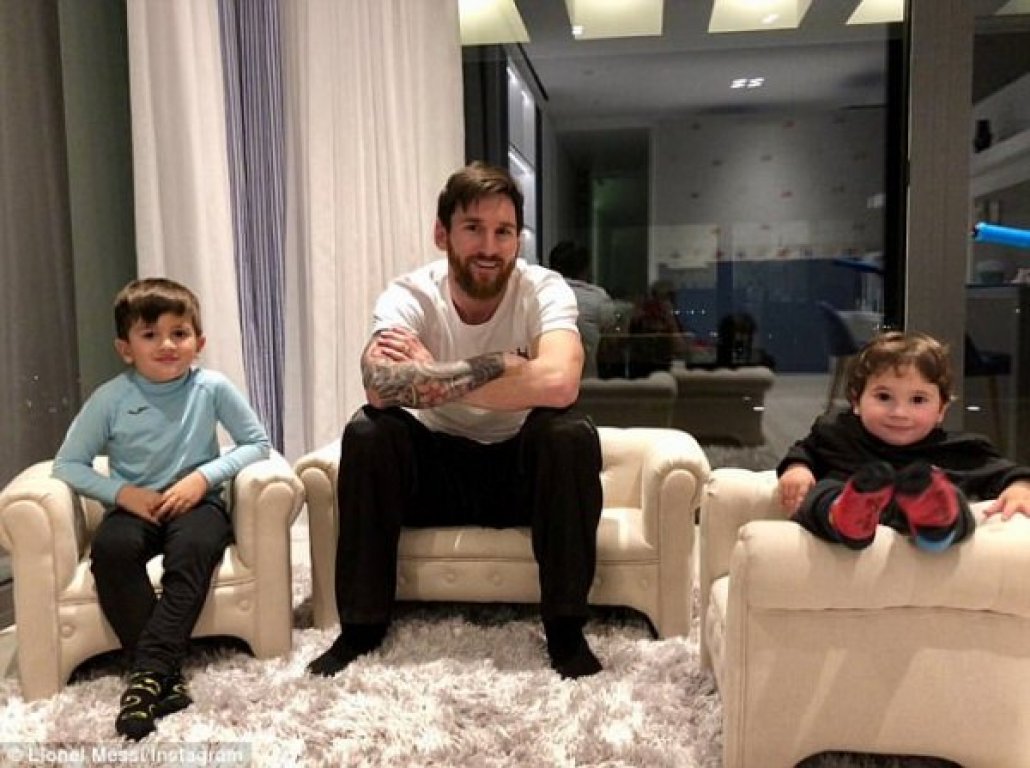 5b39f939-14ec-45ac-9fc0-61680a0a0a67-490b818500000578-5374211-lionel-messi-celebrates-latest-barcelona-win-by-relaxing-at-home-a-28-1518218608262-previeworg