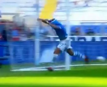 NEMOJ VIŠE, SVEGA TI Zabio gol i krenuo skidati dres: Nećete vjerovati šta mu se potom desilo...