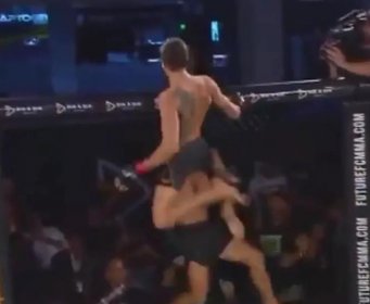 POTEZ GODINE Glumio McGregora pa brutalno koljenom uspavao protivnika