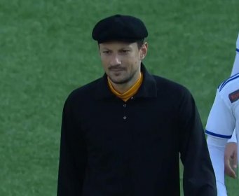 IZAŠAO NA TEREN U CRNOJ KAPI I CRNOM DŽEMPERU Navijači pustili suzu kad su ga ugledali