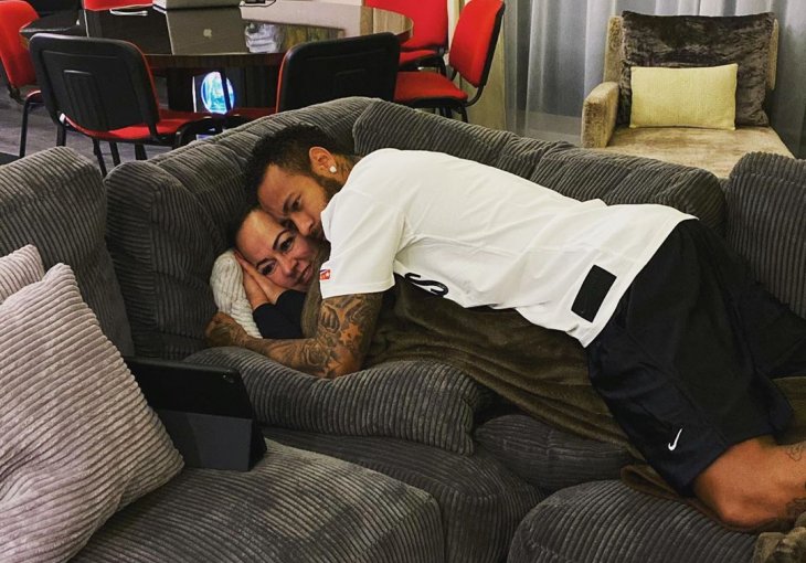 SLIKA KOJA JE UZDRMALA PLANETU Neymar legao na majku, fanovi ogorčeni