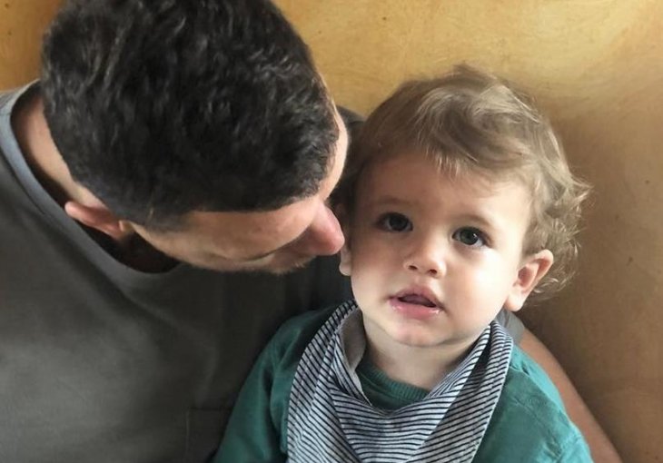 DŽEKIN SIN ODUŠEVIO NAVIJAČE ROME Pogledajte šta mali radi u Amrinom naručju pred sami meč