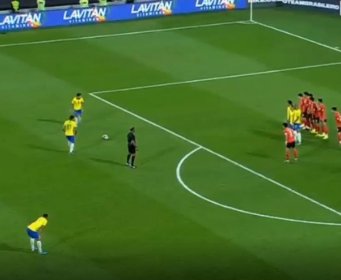 MESSI DOBIO KONKURENCIJU Sudija svirao faul, a onda je loptu uzeo Coutinho...