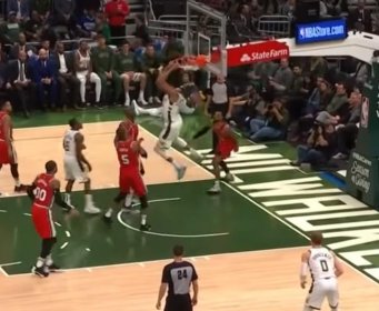 GIANNIS JE ČUDO PRIRODE Ispromašio se, a onda sav bijes iskalio ovim zakucavanjem