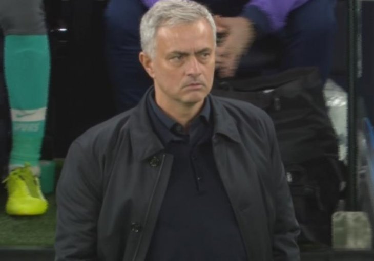 MOURINHO U ŠOKU Ostao je bez teksta kad je vidio šta su navijači okačili na tribine